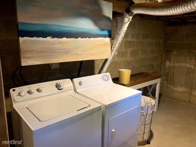 Building Photo - 2 br, 1 bath Apartment - 8 Pine Tree Avenue