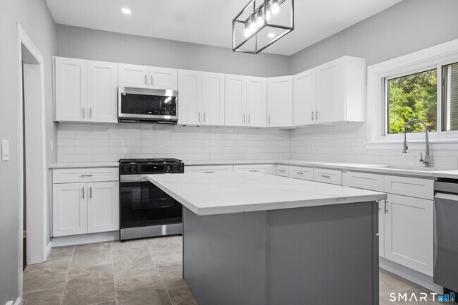 Building Photo - 275 Riverview Ave