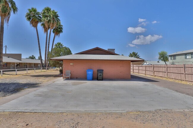 Primary Photo - 2245 W Glenrosa Ave