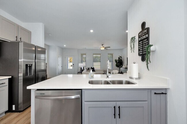 Building Photo - BRAND NEW 3 Bed 2.5 bathroom townhomes in Madison!