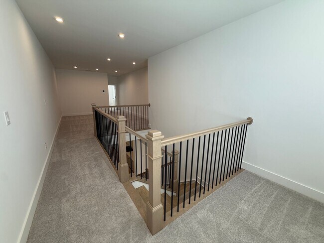 Building Photo - Beautiful 4 Bedroom Single Family Home