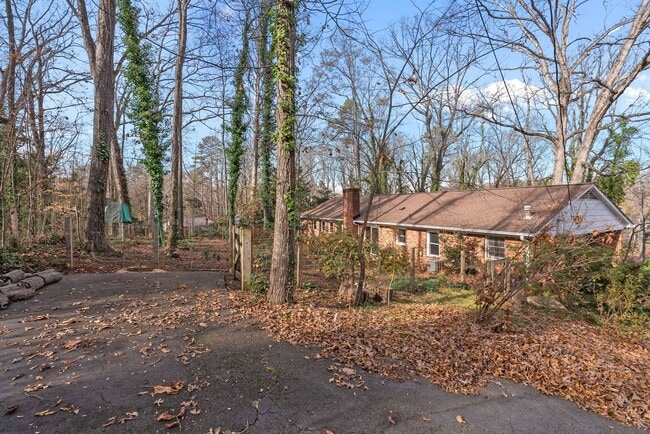 Building Photo - Charming 3-bedroom, 2-bath traditional home situated less than two miles from Clemson University!