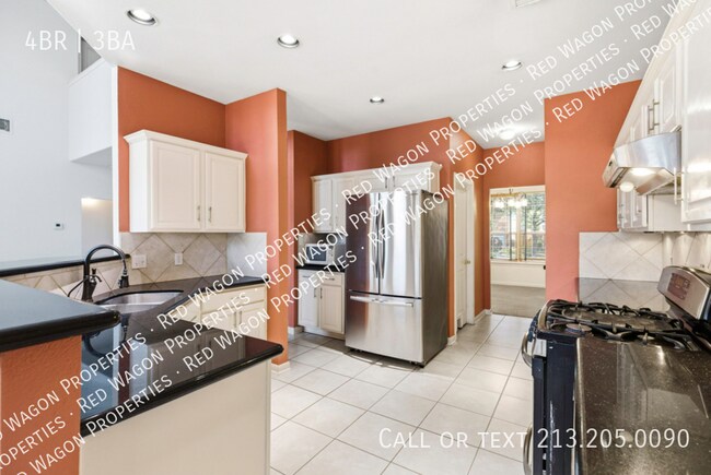 Building Photo - 2635 Lakehills St