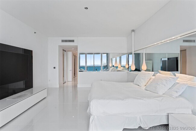 Building Photo - 5959 Collins Ave