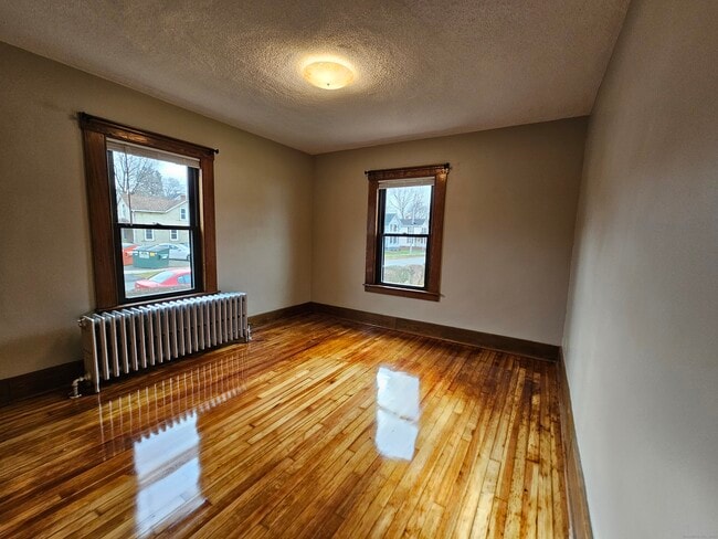 Building Photo - 581 Center St