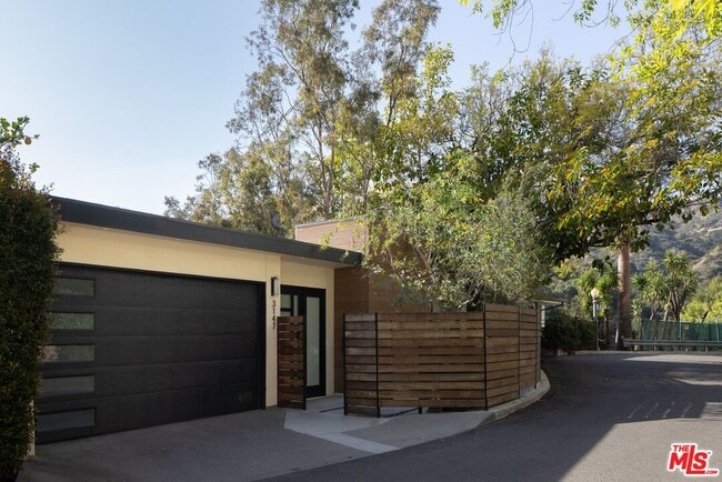 Building Photo - 3147 Hollyridge Dr