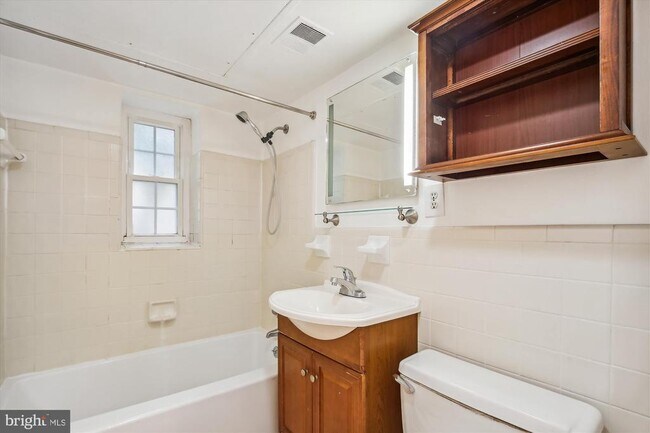 Building Photo - 1320 Fort Myer Dr