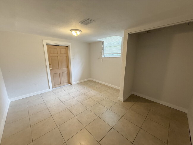 Building Photo - "Cozy 2-Bedroom Retreat in New Port Richey...
