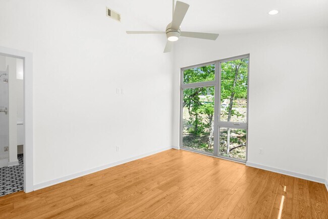 Building Photo - 3038 Edwin Cir