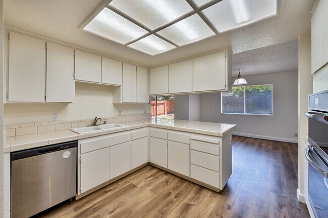 Building Photo - 3 Bedroom Home with Fireplace and LVP Flooring & 2-Car Garage!