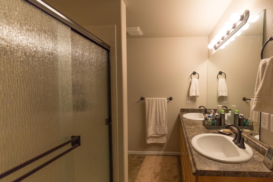 Master bath with shower and double sinks - 2786 Exmoor Ln