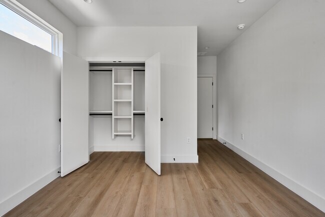 Building Photo - 412 Hackberry Ln