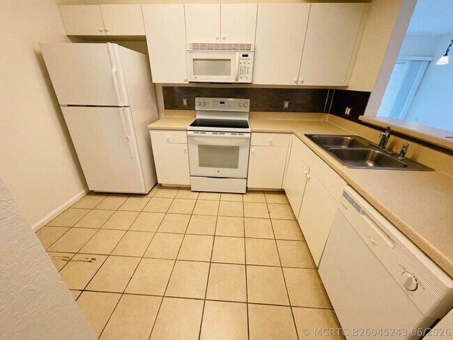 Building Photo - 1055 Golden Lakes Blvd