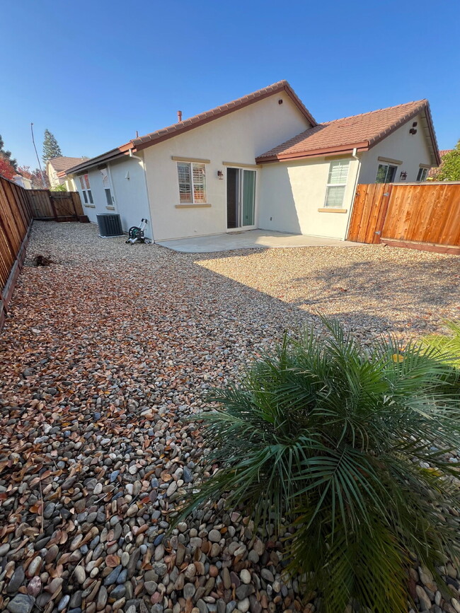 Building Photo - Tracy: $2839 3 bedroom 2 bath single story...
