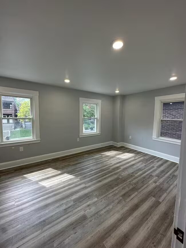 Building Photo - 3370 Parkview Ave