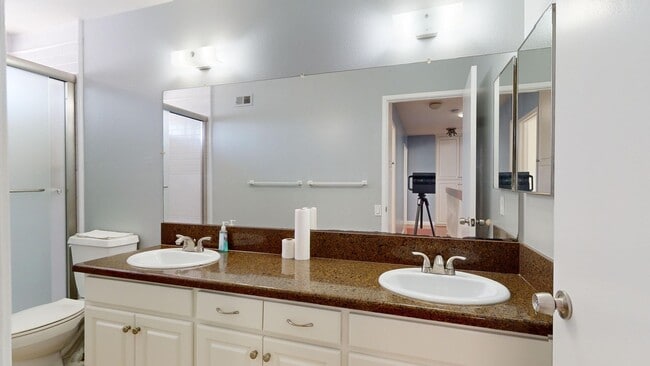 Building Photo - Spacious 5-Bedroom Family Home Available for Long Term Rent!