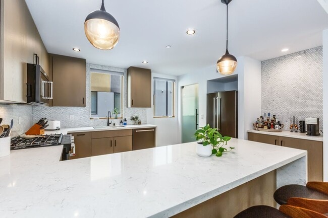 Building Photo - Stunning home in Studio City!