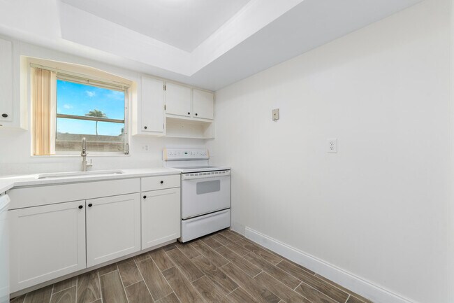 Building Photo - 2567 Dudley Dr W