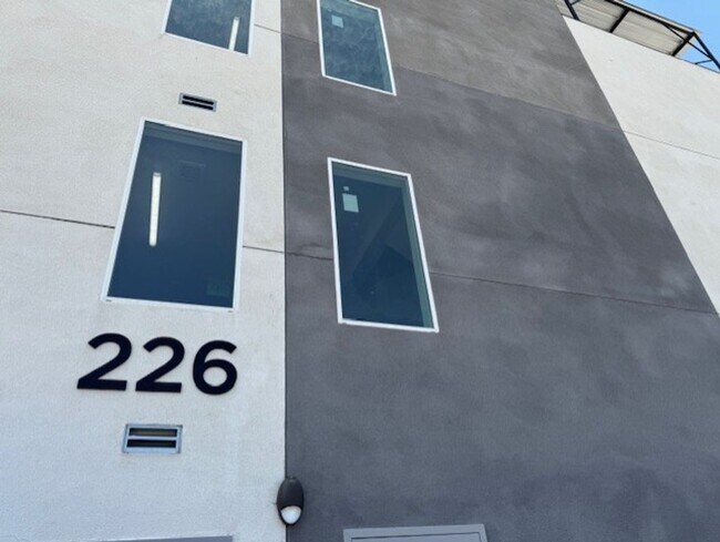 Building Photo - 226 W 87th St