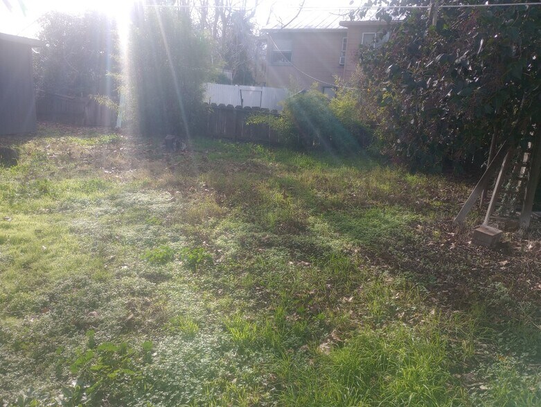 Comes with fence huge yard - 11638 Andrews St