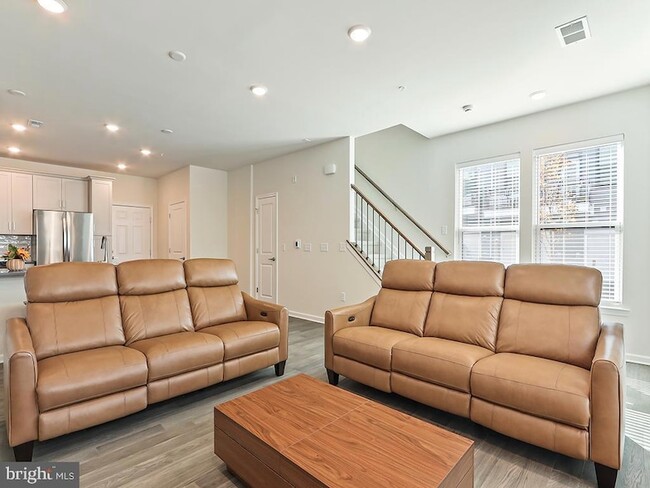 Building Photo - 1001 Greenwich Dr