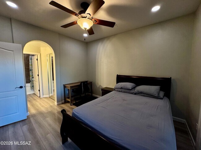 Building Photo - 2550 E River Rd