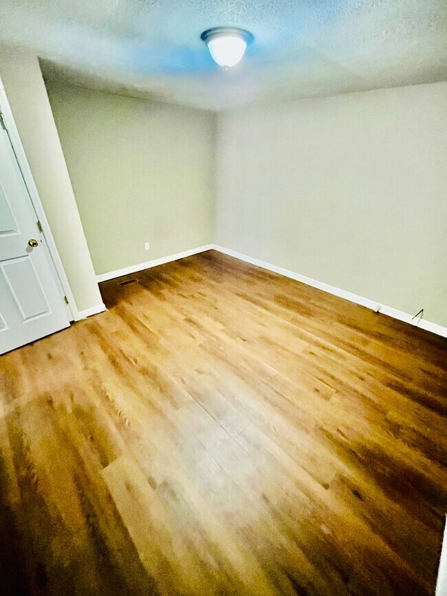 Building Photo - 620 N 6th Ave