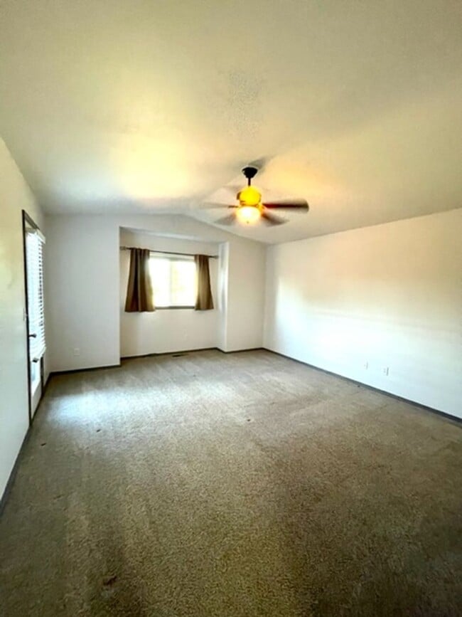 Building Photo - Single level home in NE Bend with great up...