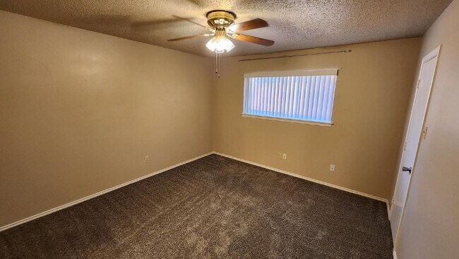 Building Photo - Half off first full month's rent/Southwest...