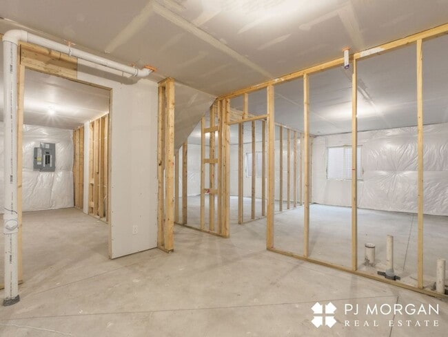 Building Photo - Spacious, Stylish, and Ready for You!