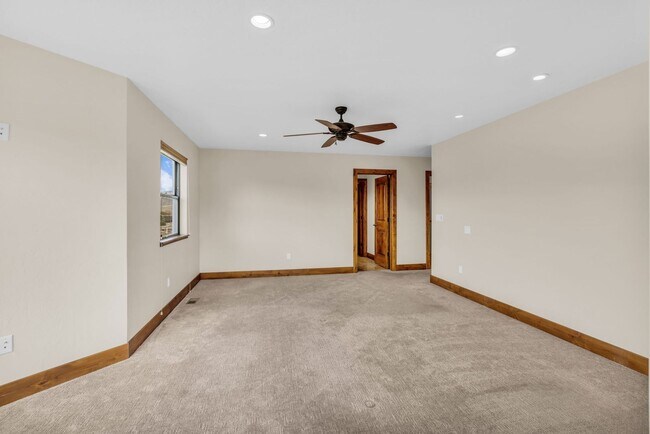 Building Photo - Stunning Mountain Retreat