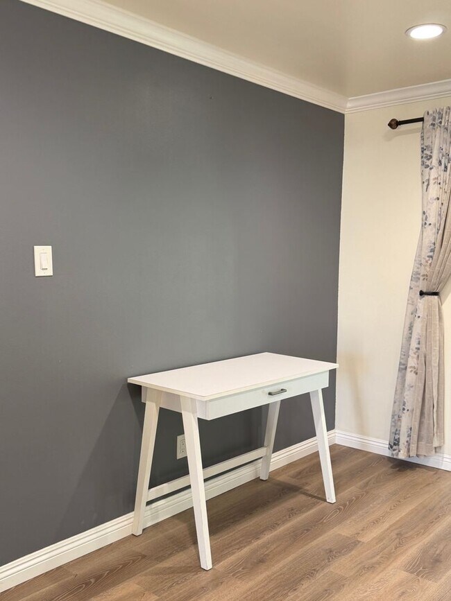 Building Photo - Beautifully Updated 3 Bed, 2 Bath Home in West Vista