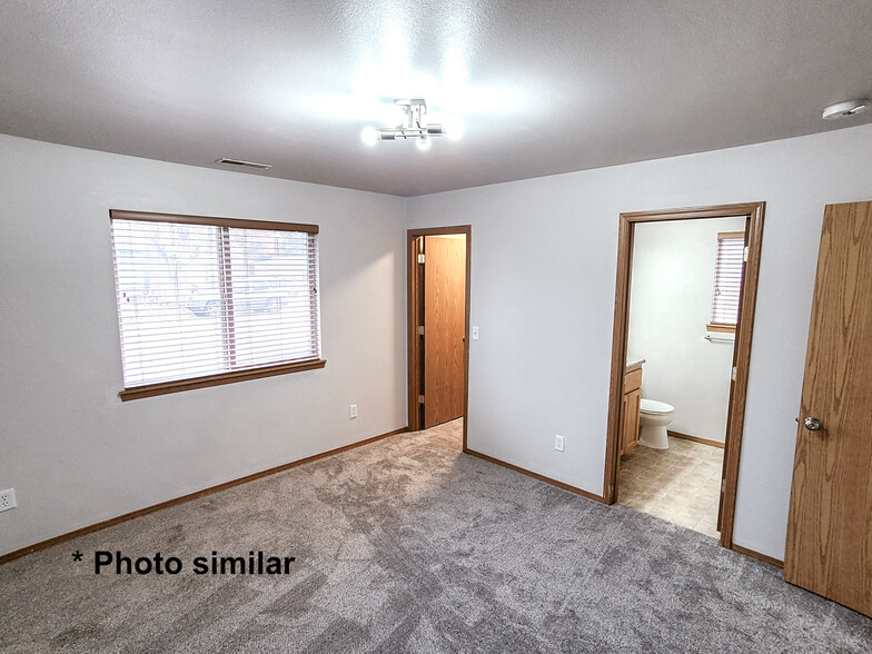Primary w/ walk-on closet & bath - 213 S Dewey Ave