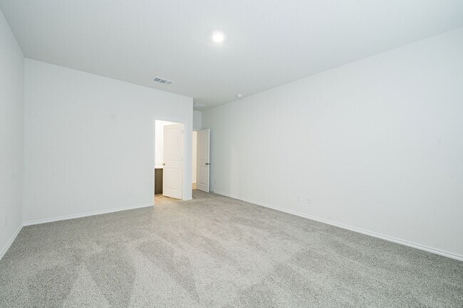 Building Photo - 2126 Thornton Dr