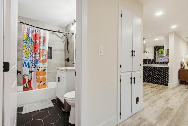 Building Photo - 1418 Marshall St