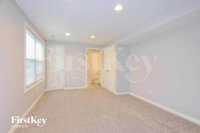Building Photo - 7 St Valery Ct