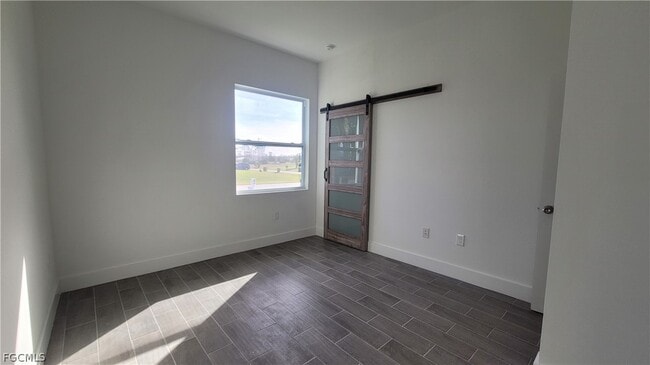 Building Photo - 424 SW 28th Ave