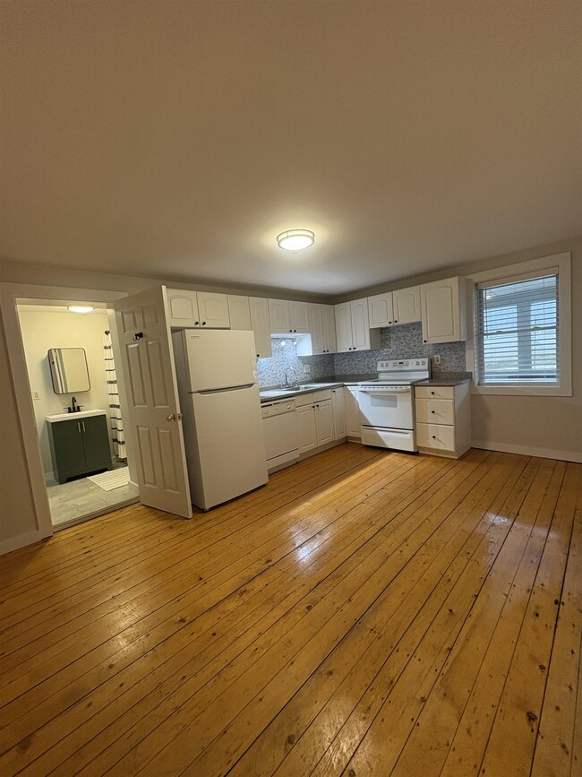 Building Photo - 12 N Main St