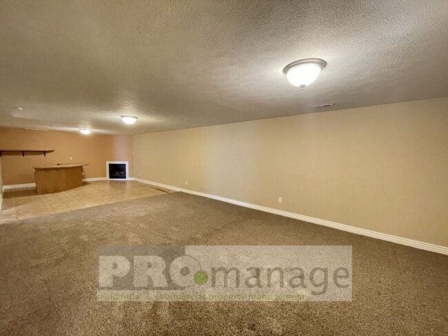 Building Photo - 4 Bed, 3 Bath Town Home w/ 2 Car Garage - Ammon