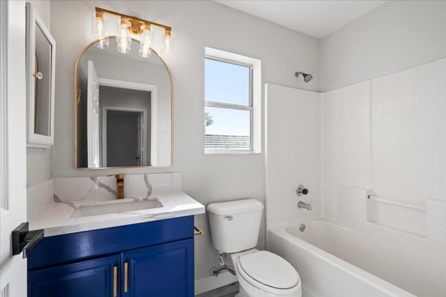 Building Photo - Contemporary 3 Bedroom With Luxurious Finishes