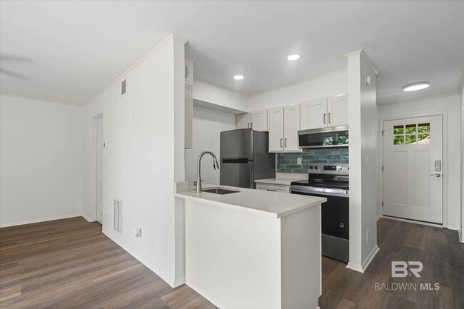 Building Photo - 2024 Sea Cliff Dr N