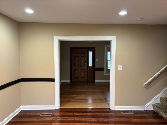 Building Photo - 73 N Oakley Ave