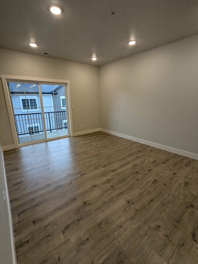 Building Photo - 1561 110