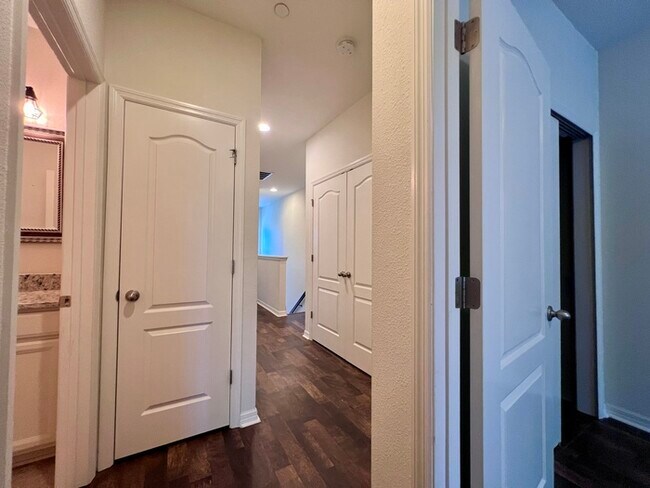 Building Photo - Gorgeous 3 bedroom, 2½ bath, 2 STORY townhome