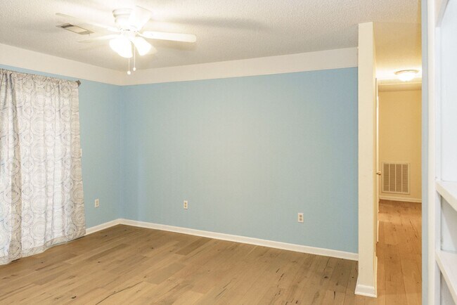 Building Photo - Beautiful 4 bedroom in the heart of Mossy ...