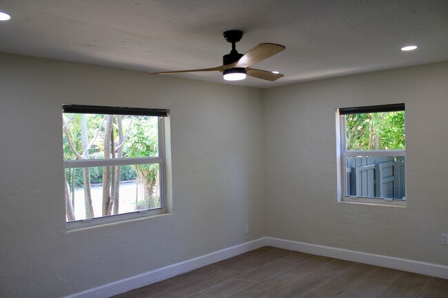 Building Photo - Fully Renovated 3/3 Northwood Home with Gu...