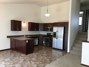 Building Photo - 3 Bed 3 Bath Twin Home