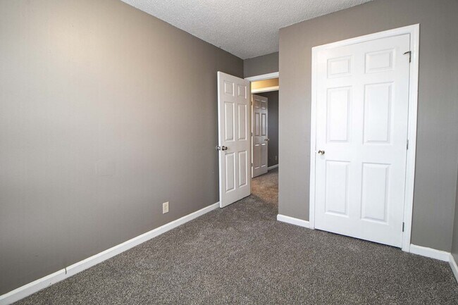 Building Photo - 924 Van Buren Ave