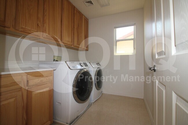 Building Photo - 779 W Calle La Bolita