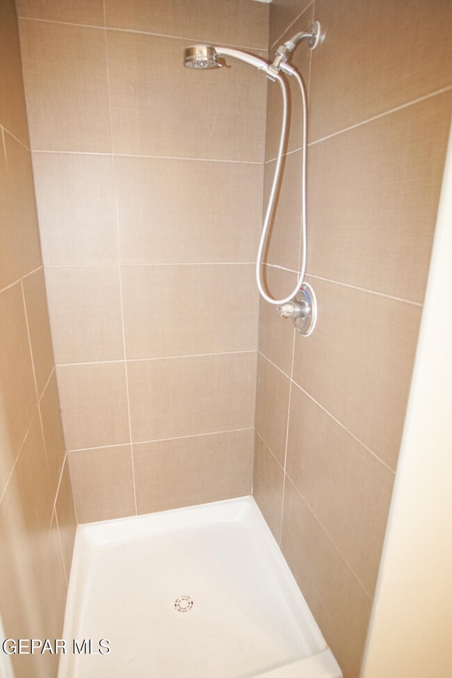 Building Photo - 4200 Camelot Heights Dr